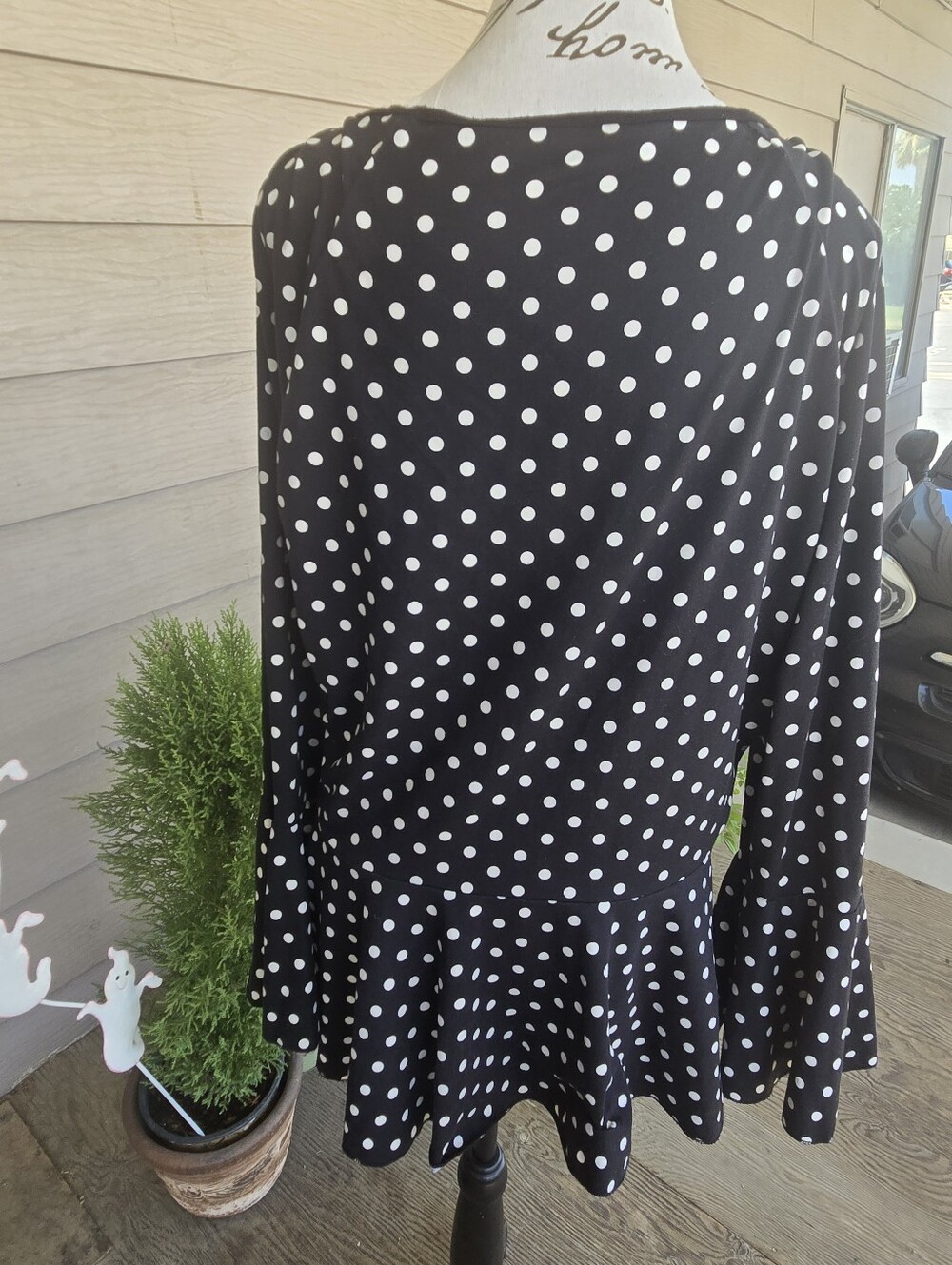 The Pyramid Collection Black & White Polka Dot V-Neck Ruched Peplum Top. Size1XL - Picture 6 of 9